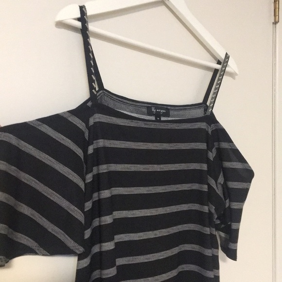 🌼4/20 DEAL🌼 Open shoulder top (Polyester) - Picture 3 of 6